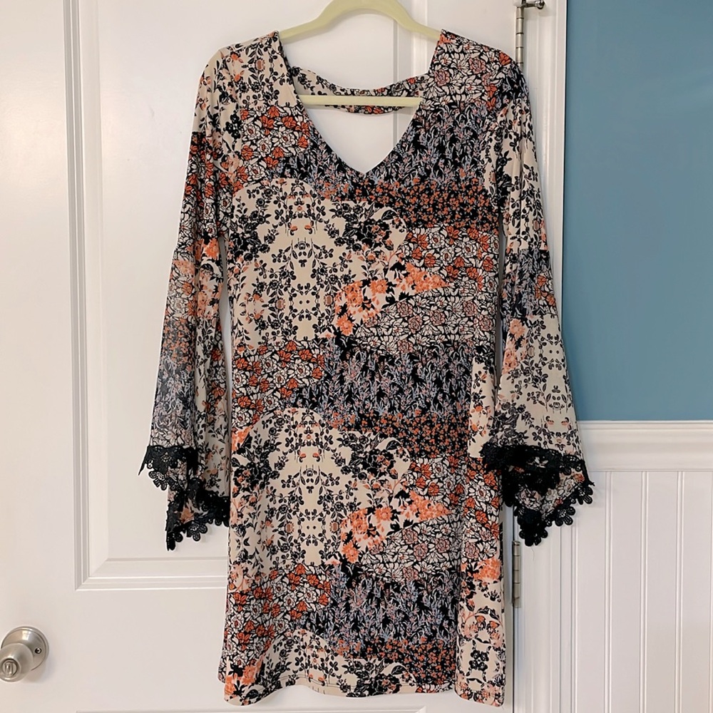 Dressbarn Bohemian Floral Mini Dress w/ Lace Detail Sleeves & open back, size 6